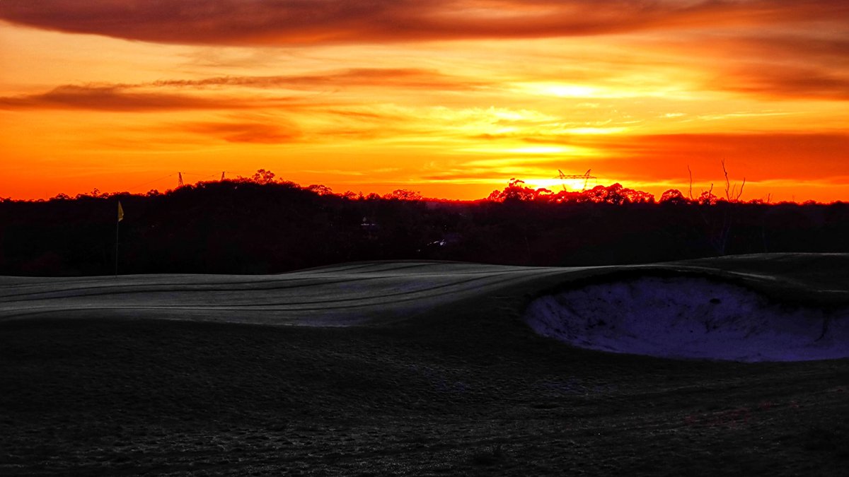 Magical scenes at the Royal North this morning #sunrisegolf #golfsydney #sydneygolf #northturramurragolfcourse #publicgolf #northturramurra #kuringgai #royalnorth #elitegolfnsw #tuesdaygolf #golf #golfphotography #ゴルフ
