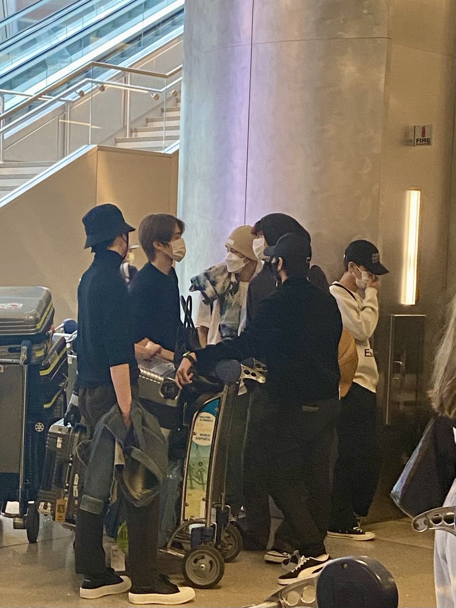 marky_candy's tweet photo. 무슨 이런 사진이 다 뜨고 난리냐
재도 맠정동젱맠 먹기 딱 좋다 ㅅㅂ https://t.co/quiL6Y4G06