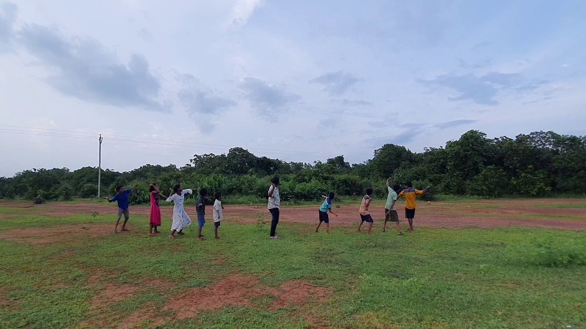 talktosubhransu's tweet photo. Seedball Preparation Workshop in #chhatia  Village of #Dhenkanal District. Let's work for a Greener Planet 🌿🌍

@rashtrapatibhvn @narendramodi @PMOIndia @dpradhanbjp @OfficeDp
@mannkibaat  #SubhransuSatpathy #SeedBall #GreenerPlanet #BirdMan #Odisha #TheyReallyNeedUs #Joranda https://t.co/Bea8PAqEEa