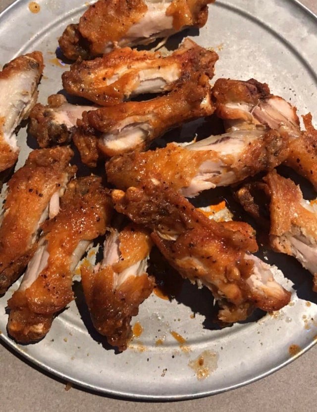 GAFollowers's tweet photo. If you're seen in Atlanta eating wings like this, you should be arrested. https://t.co/YzJQm9fSh5
