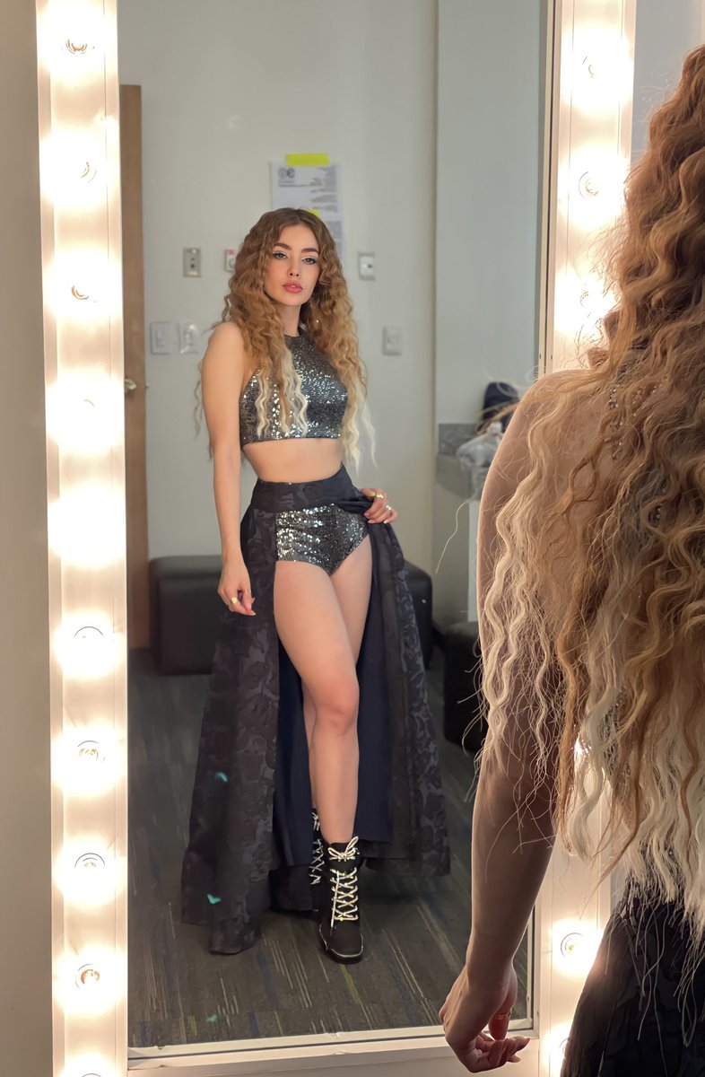 nellyBurGuette's tweet photo. El universo escucha hasta la plegaria más silenciosa de un corazón sincero❤️ Ayer fue una locura cantar en el #PepsiCenter junto a #LosEstramboticos ✨🎤 https://t.co/gK2VdfbUCa