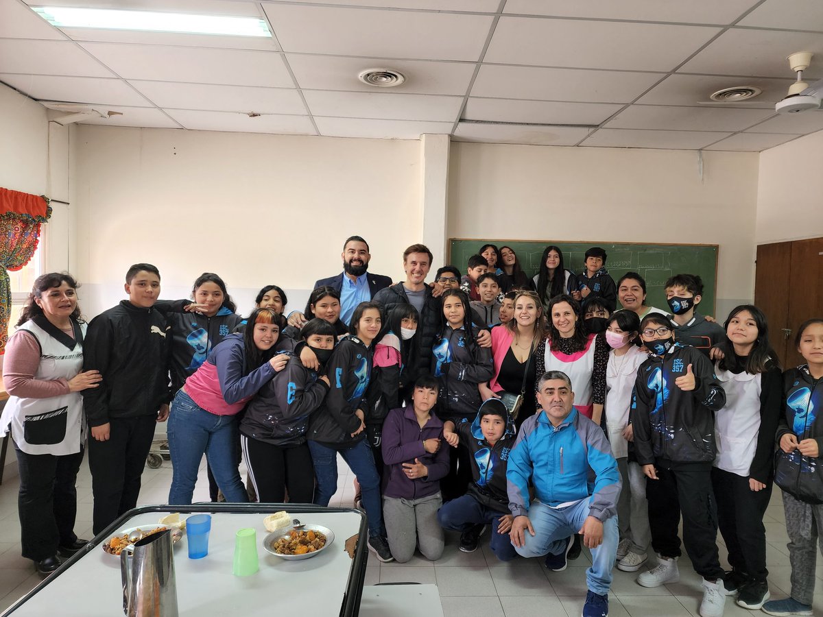 Los chicos de la Escuela 357 tienen que abrazarse al futuro y no por miedo a los disparos de la guerra narco que ocurre diariamente en la puerta de la escuela! Junto a <a href="/Robergmoritan/">Roberto García Moritán</a> y <a href="/bermejojulieta/">Julieta Bermejo</a> asumimos el compromiso de enfrentar a las mafias para siempre