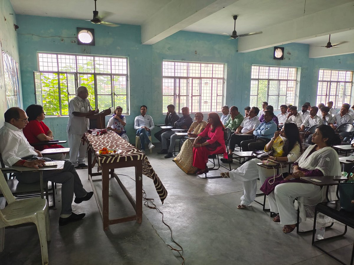 AAADARSH_YADAV's tweet photo. 2nd Oct. 
Program on 2nd of oct by NCC And NSS student @BhoomiYouth @_NSSIndia 
Our honorable PRINCIPAL address the students https://t.co/EjISmjS9I3
