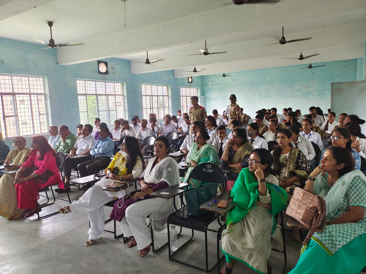 AAADARSH_YADAV's tweet photo. 2nd Oct. 
Program on 2nd of oct by NCC And NSS student @BhoomiYouth @_NSSIndia 
Our honorable PRINCIPAL address the students https://t.co/EjISmjS9I3