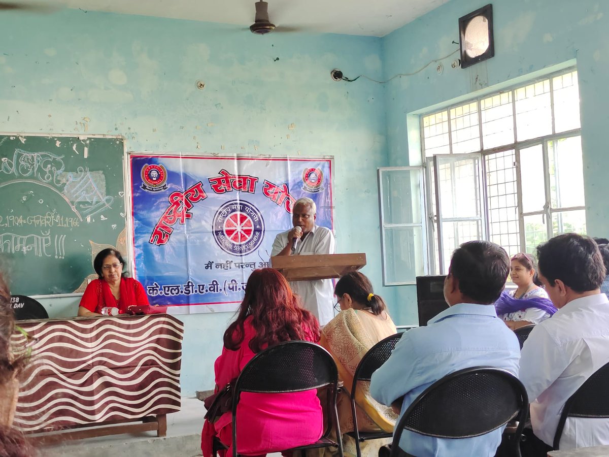 AAADARSH_YADAV's tweet photo. 2nd Oct. 
Program on 2nd of oct by NCC And NSS student @BhoomiYouth @_NSSIndia 
Our honorable PRINCIPAL address the students https://t.co/EjISmjS9I3