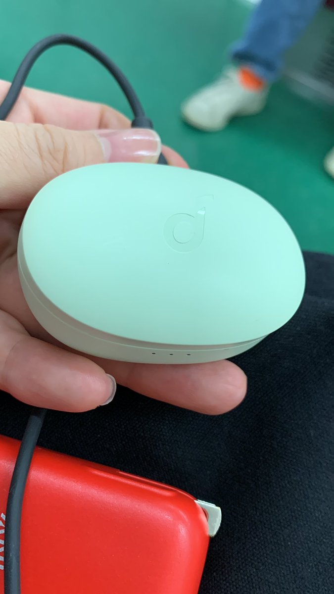 misotomoko's tweet photo. 鹿児島でワイヤレスイヤホンのケースを無くし、それもまた思い出…と、鹿児島で新しく買ったワイヤレスイヤホン。今度はこの子が充電できない。なんでか。
#SoundCoreLife #noteE #ワイヤレイヤホン https://t.co/02ysRR1xyy