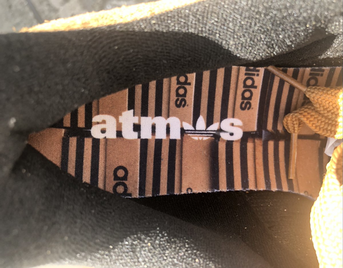 DJ_Tamachan's tweet photo. 秋仕様のアディマティック。atmos別注。紙タグを再現したチャーム、インソールのデザインはシューズ箱をイメージ!
adidas ADIMATIC atmos OG SHOEBOX。
#DJ玉ちゃん #kicks897 #アディダス #adidas #アディマティック #スニーカー #スニーカー好きと繋がりたい https://t.co/pHcFaXqRc9
