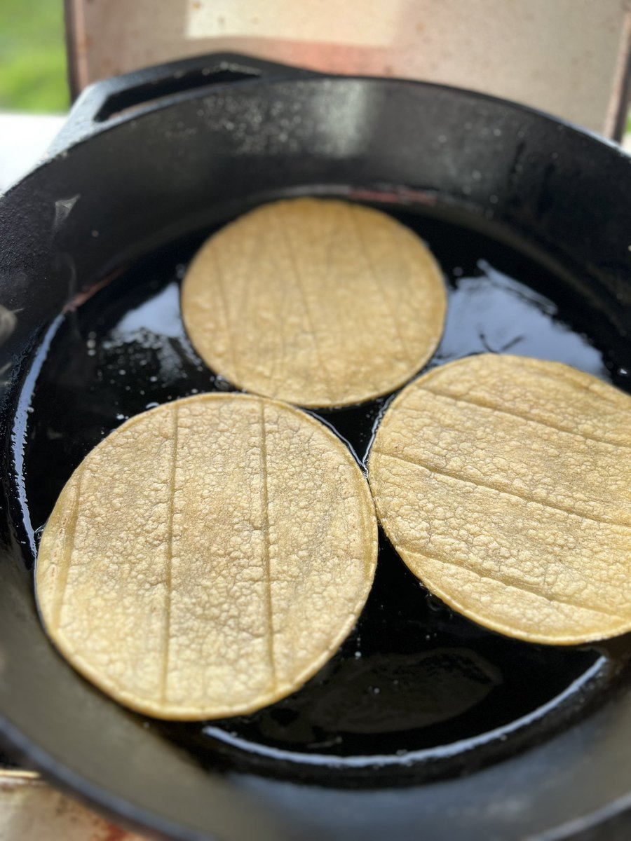 KonaHomeTeam's tweet photo. Taco Mondays
It’s a thing 😂😂😂🥃
#TacoTuesday #tacomonday #tacos #skirtsteak #carneasada #grilling #webersummit #webergrills #hawaii #grilledmeat #cilantro #onion #corntortilla https://t.co/4bUwJ17AHY