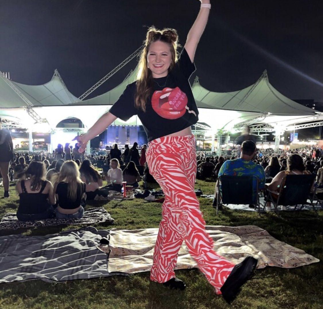 sleepingpixiee's tweet photo. Amazing customers rocking my merch 💜 https://t.co/REFaYtnQ64