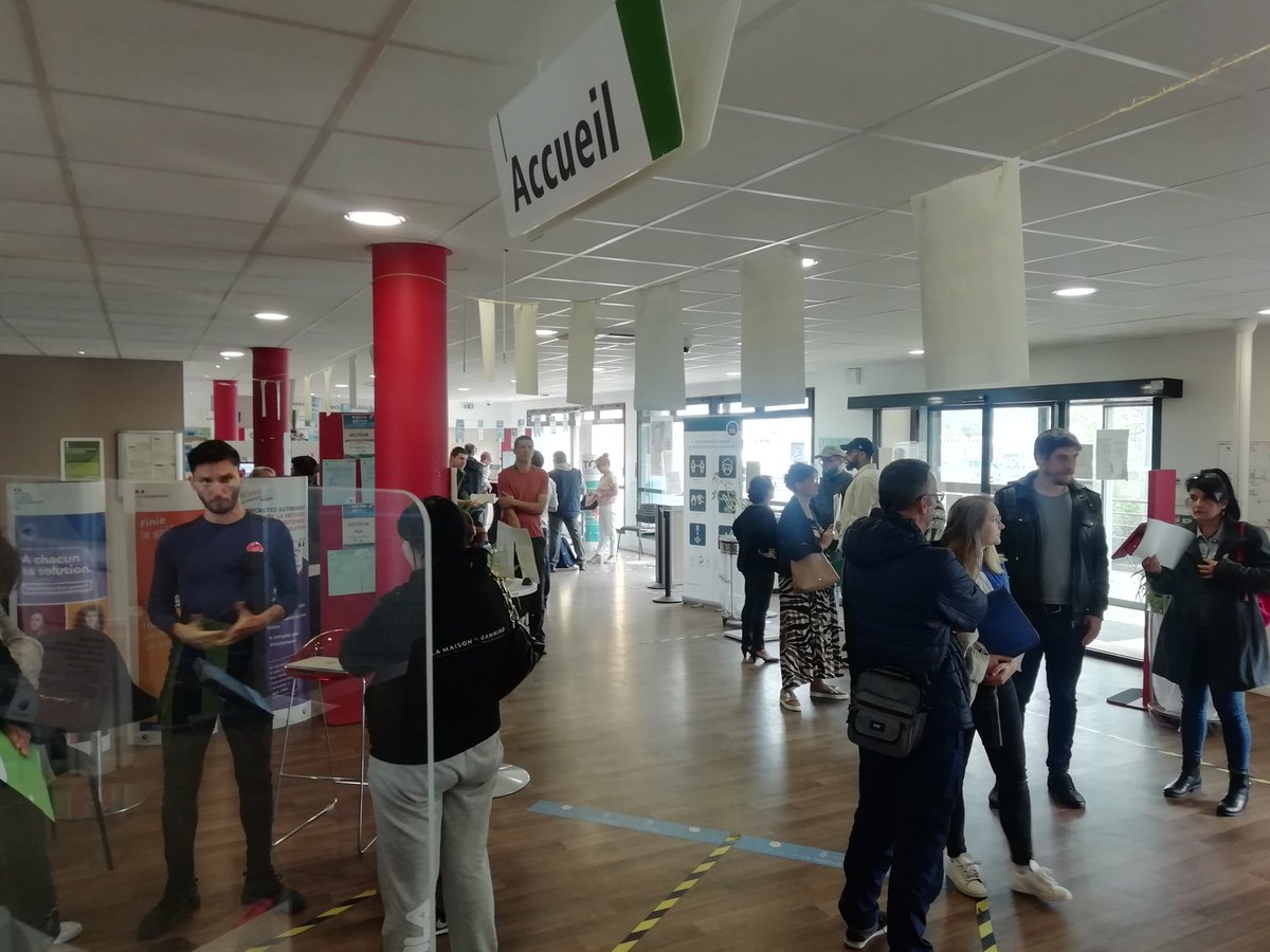 Monterrat9's tweet photo. Job dating IAE les équipes de @pole_emploi Romans  mobilisées autour des personnes en fin de parcours insertion pour accélérer leur retour à l emploi. 6 secteurs représenté @DuchampMichel1 @DTPE2607 Aude Berger- Dubosson 👏🎉 https://t.co/VbaNsQiYp9