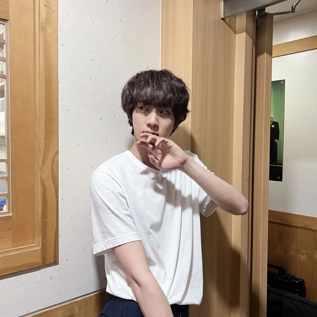 Does my curly hair caught your attention, feels like puppy here and yeah again my white t-shirt, my favorite when I wore it