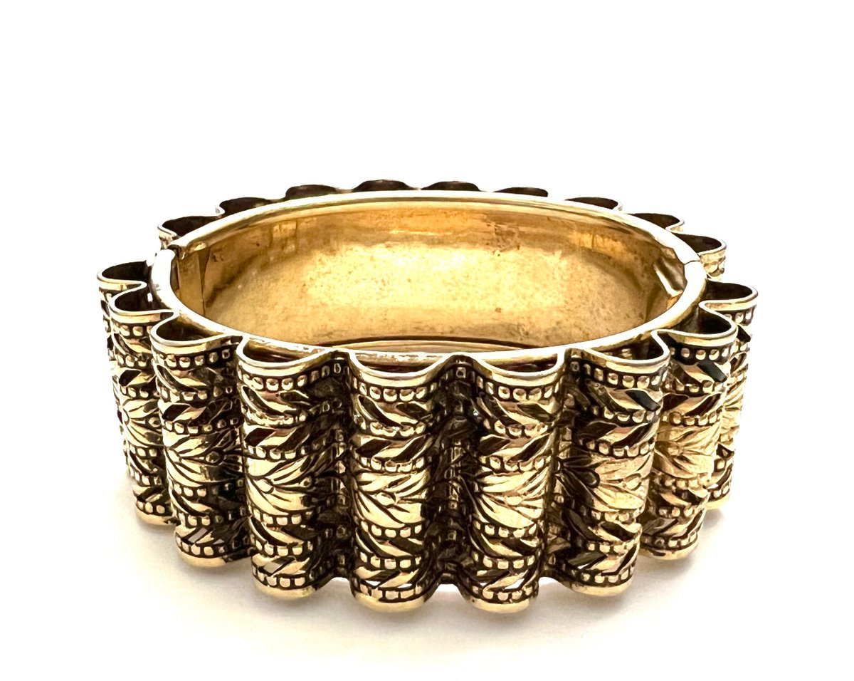 VintageImagine's tweet photo. Brass Rippled Pierced Metal Bangle Waves of Gold Tone Filigree Wide Hinged Bangle Security Chain Gift for Her #VintageBangle #HingedBangle
$62.0
➤ https://t.co/QElNHG3oxo https://t.co/ycv4GEMGfJ