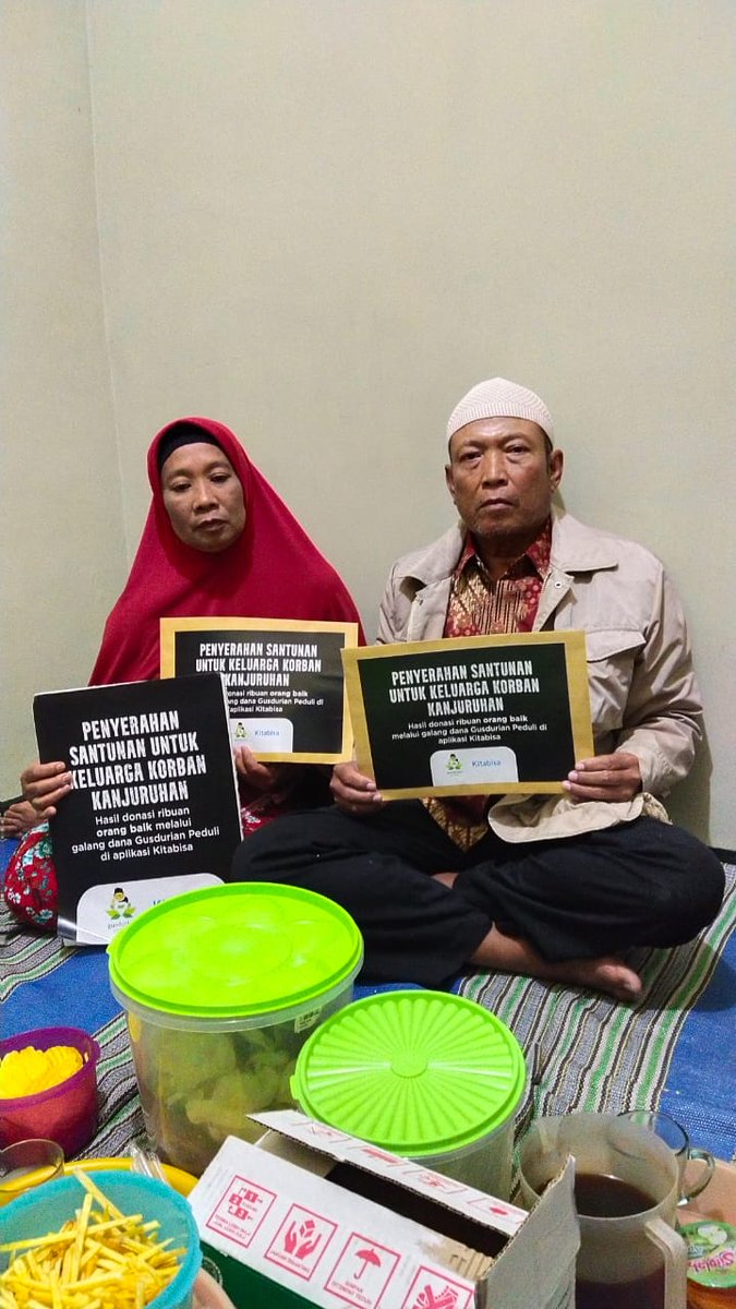 AlissaWahid's tweet photo. Uluran kasih sayang teman2 semua sudah mulai kami hantarkan kepada keluarga korban #TragediKanjuruhan. 
Tidak akan bisa menghilangkan duka, tapi setidaknya mereka tahu, mereka tidak sendiri. 

Terimakasih, orang baik...

@gusdurianpeduli @GUSDURians https://t.co/BhPThqw9cT