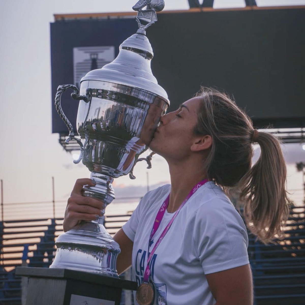 CamiFriciello's tweet photo. Gracias a la vida por haberme hecho vivir esto, se que algún día volveré, será como jugadora o como lo que tenga que ser.
Es un hasta la vuelta! Mientras tanto ahí voy a estar en la tribuna con el mate en una mano y la casaca en la otra. VIVA DEFENSOR, AYER HOY Y SIEMPRE. 💜 https://t.co/cvTXZx2i4Q