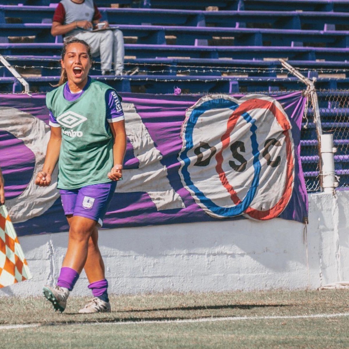 CamiFriciello's tweet photo. Gracias a la vida por haberme hecho vivir esto, se que algún día volveré, será como jugadora o como lo que tenga que ser.
Es un hasta la vuelta! Mientras tanto ahí voy a estar en la tribuna con el mate en una mano y la casaca en la otra. VIVA DEFENSOR, AYER HOY Y SIEMPRE. 💜 https://t.co/cvTXZx2i4Q
