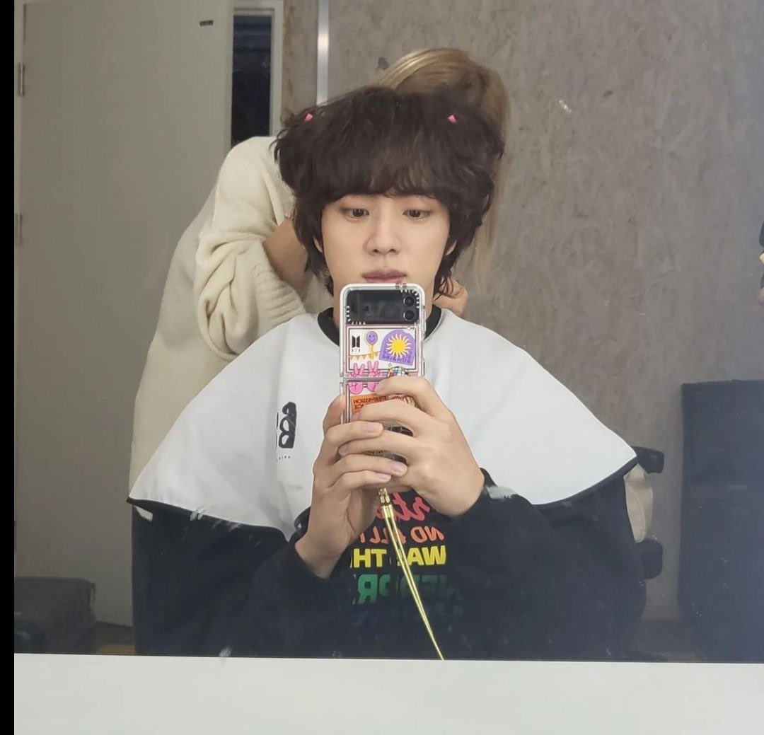 Took a cute pic when my hair stylist doing the job, look like a 3 years old rather than 30’s. But hey look at my phone case, it’s cuter.