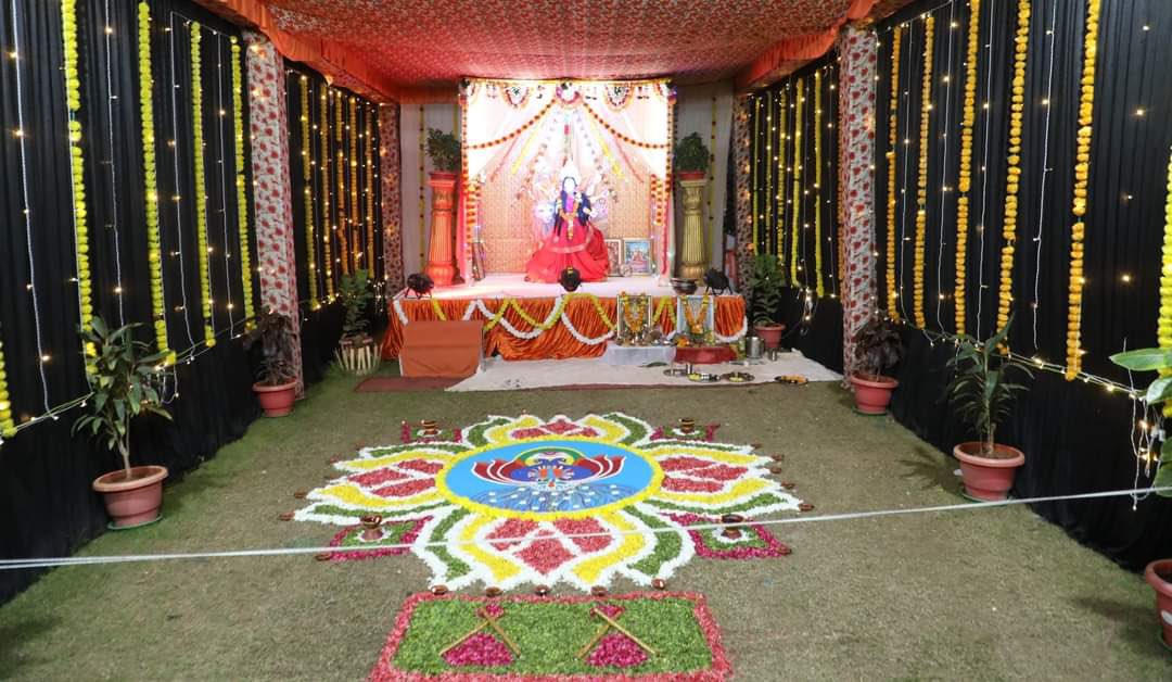 DrSatishPoonia's tweet photo. मां शक्ति की उपासना के प्रतीक नवरात्र के शुभ अवसर पर कल रात बांसवाड़ा के मयूर नगर लोधा में राजस्थान एवं गुजरात की मिश्रित परंपरा का संगम तथा एकता एवं सद्भावना का संदेश देने वाले गरबा कार्यक्रम में उपस्थित हुआ। https://t.co/ztkVEZpxw2