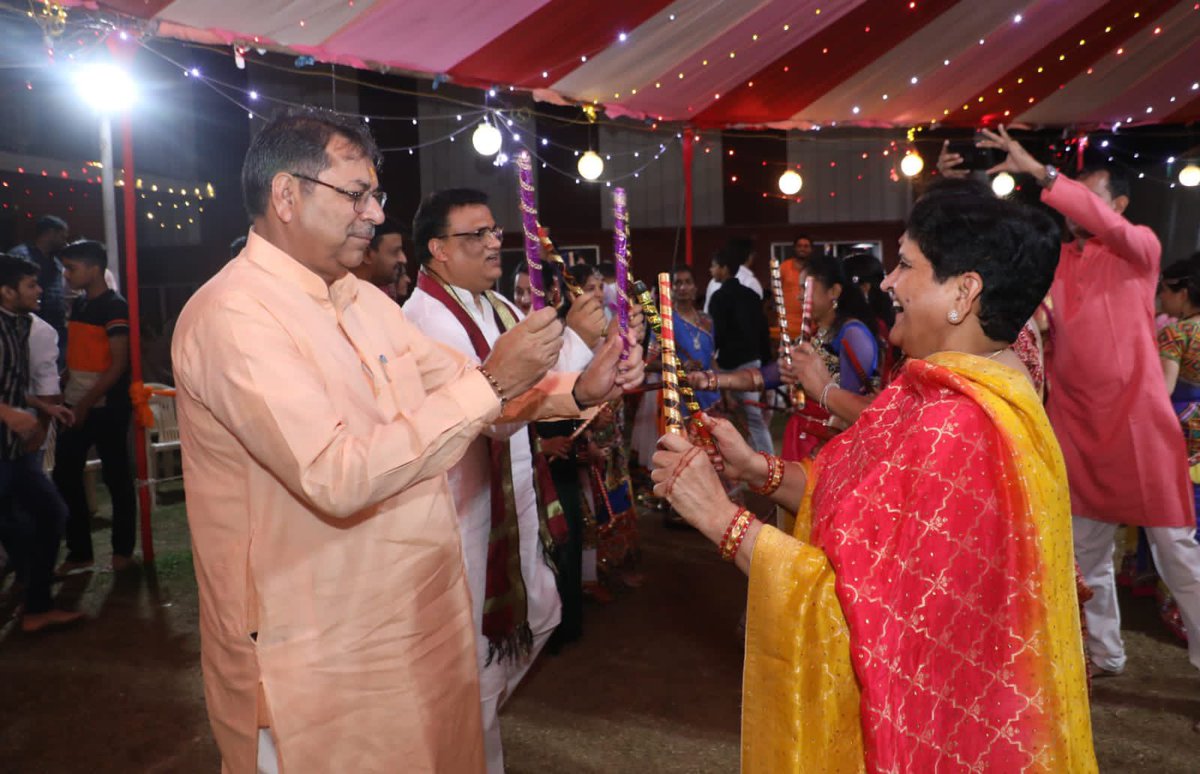 DrSatishPoonia's tweet photo. मां शक्ति की उपासना के प्रतीक नवरात्र के शुभ अवसर पर कल रात बांसवाड़ा के मयूर नगर लोधा में राजस्थान एवं गुजरात की मिश्रित परंपरा का संगम तथा एकता एवं सद्भावना का संदेश देने वाले गरबा कार्यक्रम में उपस्थित हुआ। https://t.co/ztkVEZpxw2
