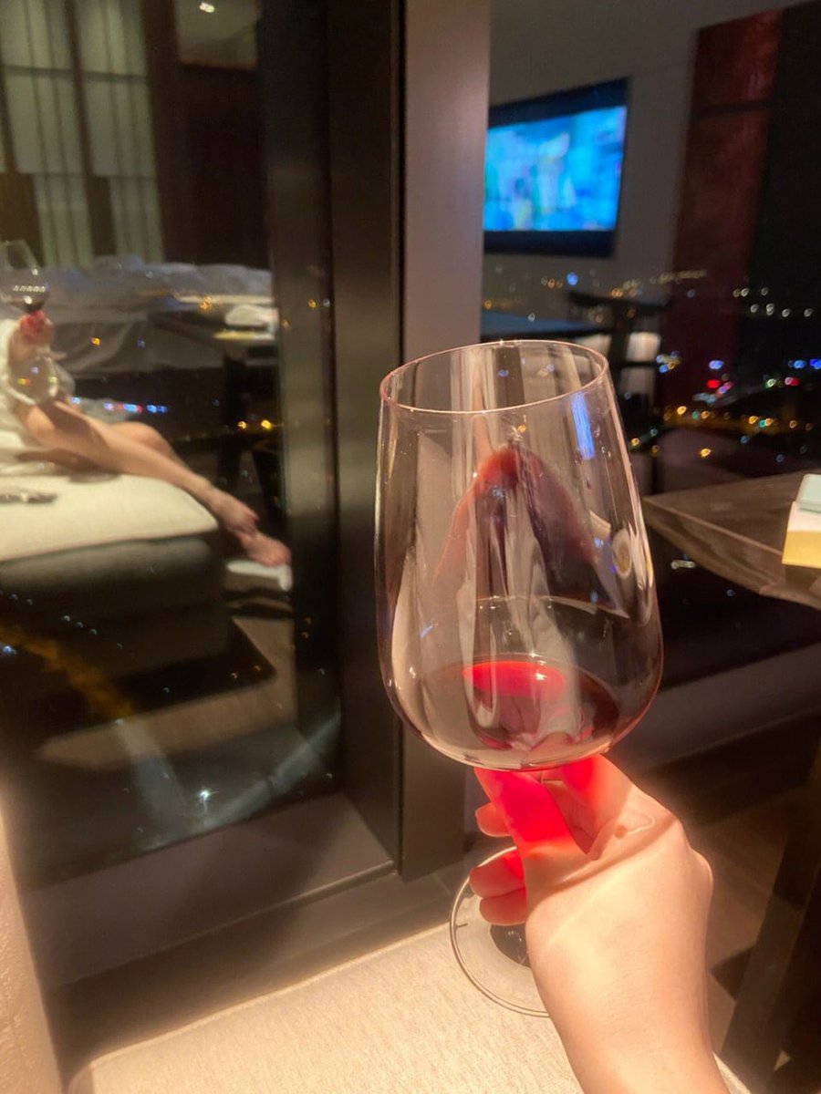 Ruolanbabya's tweet photo. Wine is the smallest amusement park in the world, the most wonderful tipsy moment, as if the whole world is shining. #redwine #tipsy #Aperson #star #LosAngeles #Miami #LA #GA https://t.co/2Go5PEeLMf