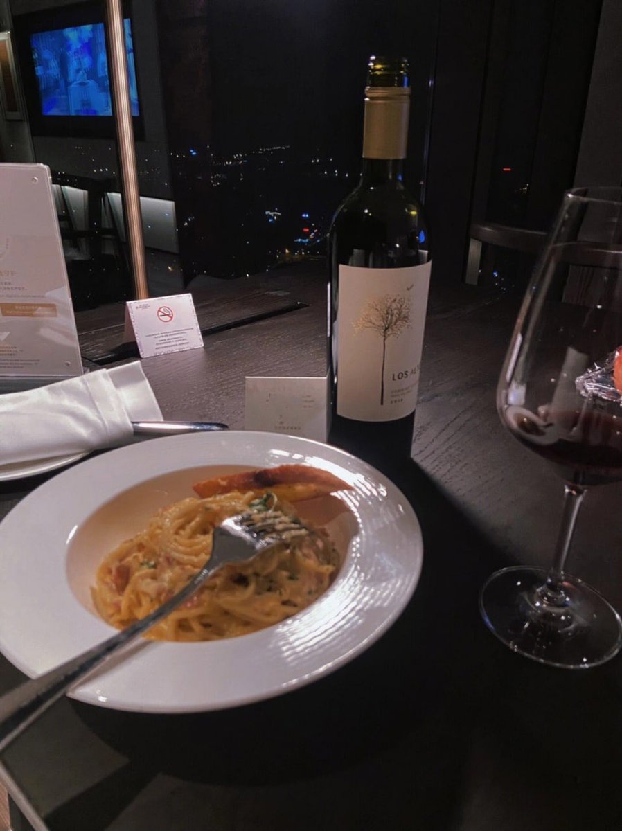 Ruolanbabya's tweet photo. Wine is the smallest amusement park in the world, the most wonderful tipsy moment, as if the whole world is shining. #redwine #tipsy #Aperson #star #LosAngeles #Miami #LA #GA https://t.co/2Go5PEeLMf