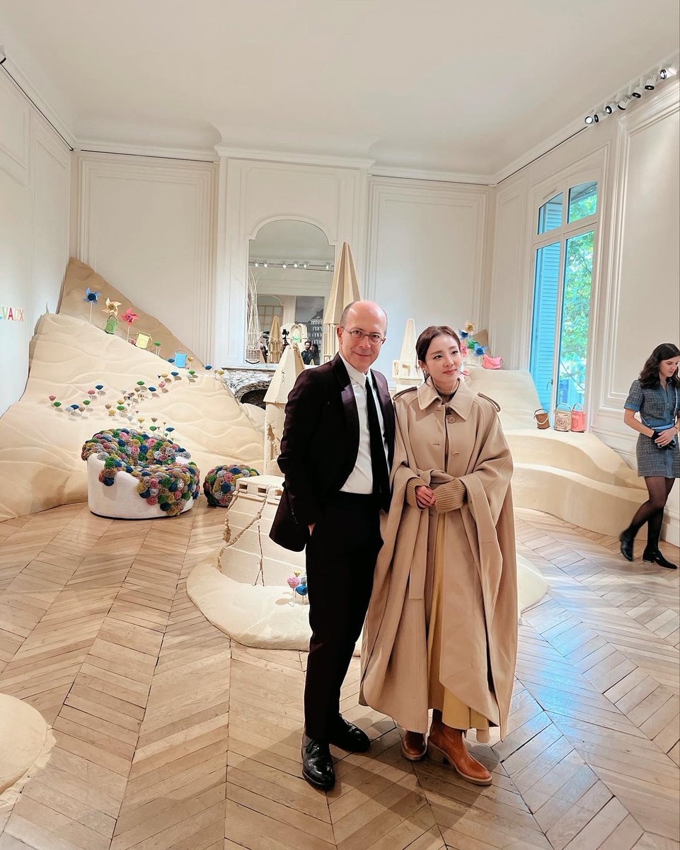 krungy21's tweet photo. Delvaux presentation. I L🤎ve #delvaux #Dara in #Paris https://t.co/fJhS3XG1iR