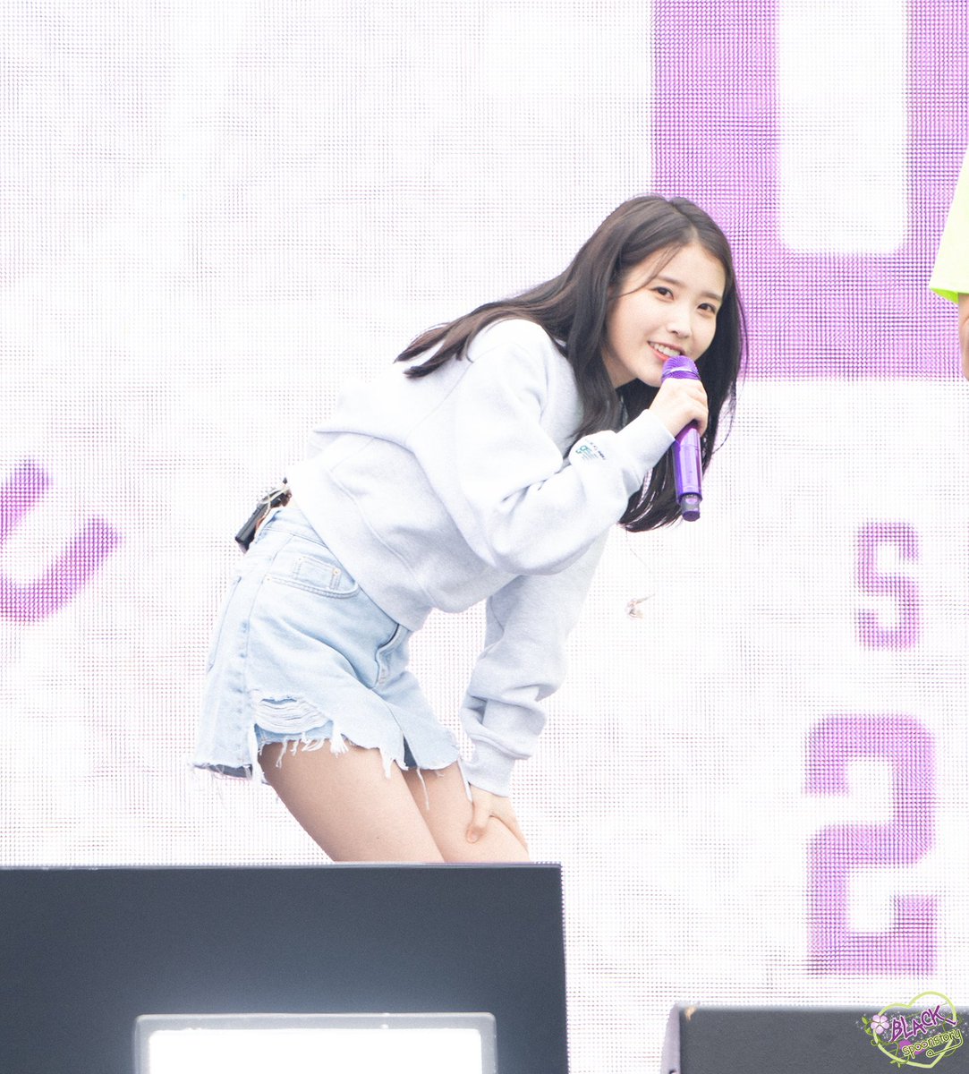 blackspoonIU's tweet photo. 221002 뉴발란스 런온 2022 서울 #아이유(@lily199iu)직찍 2p by 오스칼 https://t.co/BeysHCdeoT