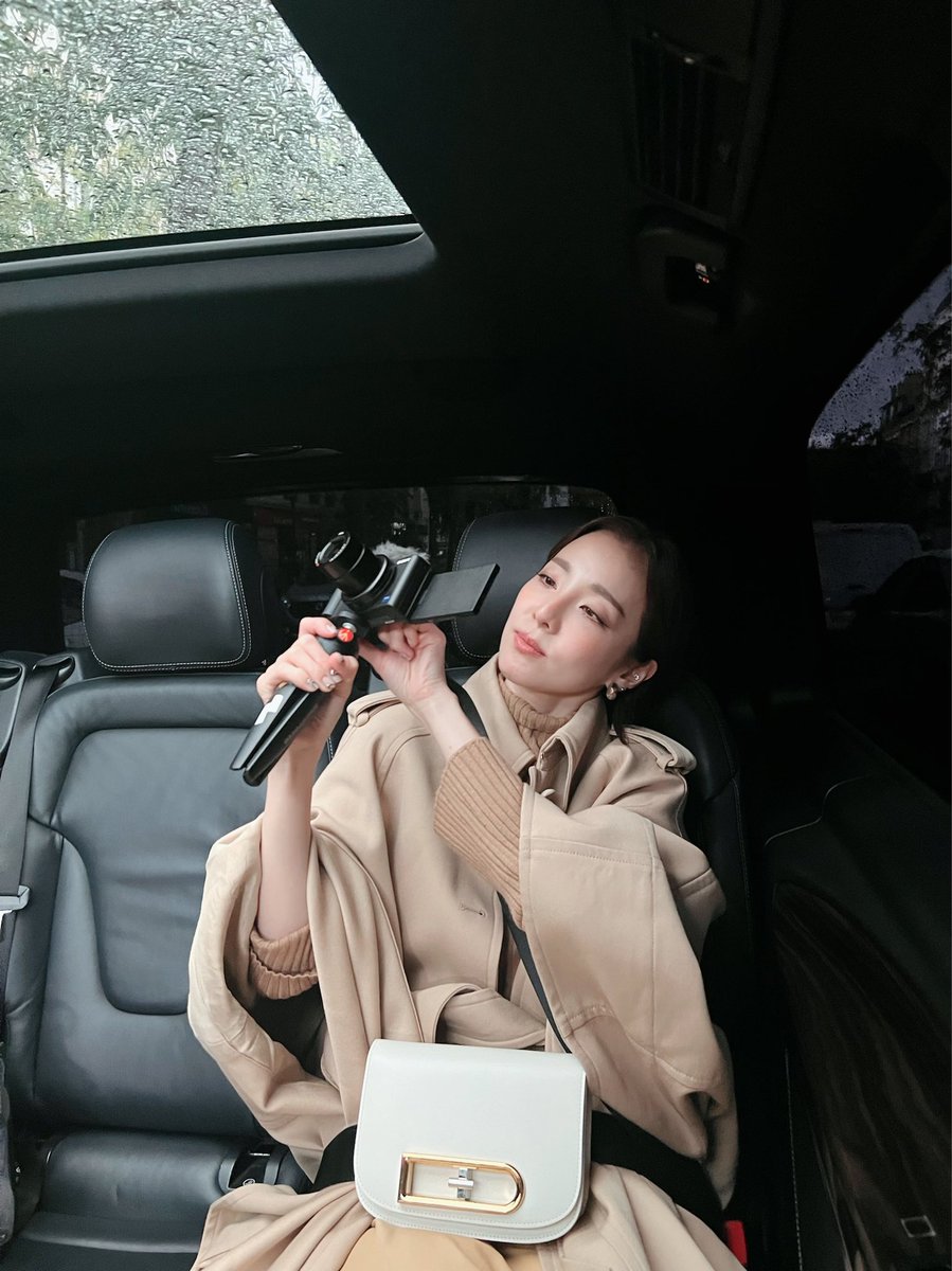 krungy21's tweet photo. 델보 프레젠테이션 가던길~ 신났다라😆 I L🤎ve #delvaux #Dara in #Paris https://t.co/sfXDhx3oJC