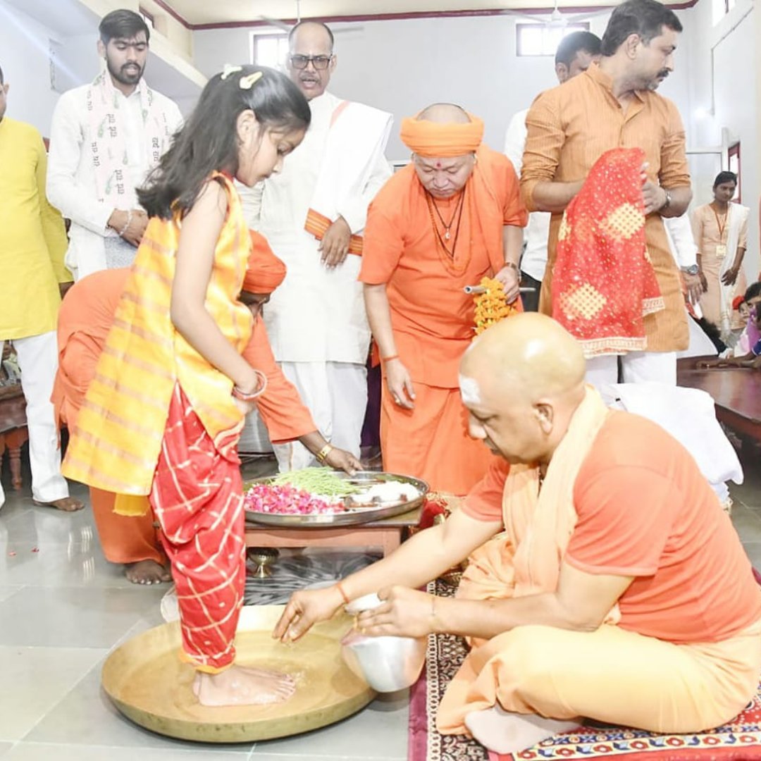 Trending_Today_'s tweet photo. On occasion of Navmi Uttar Pradesh CM Yogi Adityanath performed Kanya Pujan
#navmi #ramnavmi #uttarpradeshcm #yogiadityanath #kanyapujan https://t.co/GwgwQKej4z