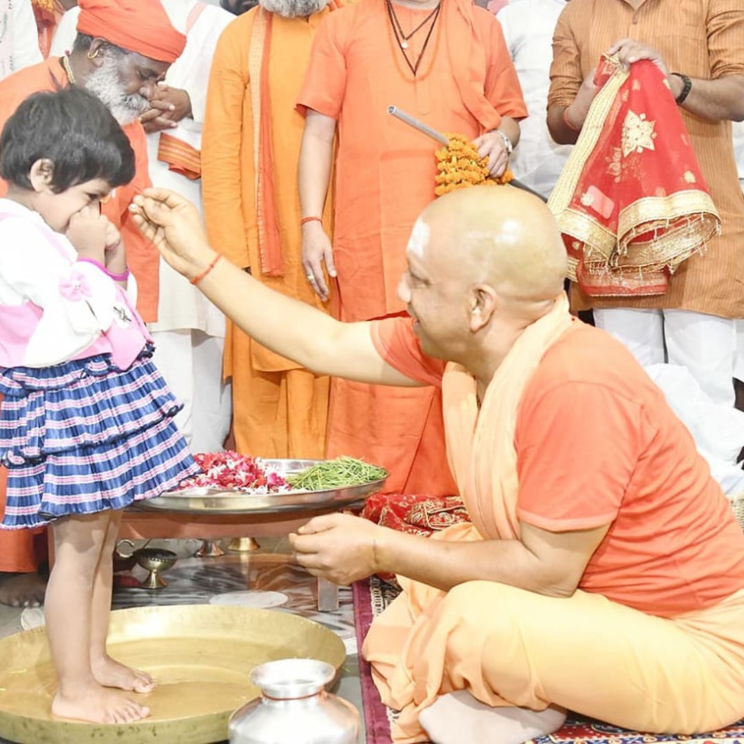 Trending_Today_'s tweet photo. On occasion of Navmi Uttar Pradesh CM Yogi Adityanath performed Kanya Pujan
#navmi #ramnavmi #uttarpradeshcm #yogiadityanath #kanyapujan https://t.co/GwgwQKej4z