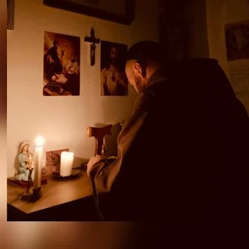 Hno_Emilio's tweet photo. Cuando el demonio ve un alma que se esmera por ser santa, la ataca brutalmente restregándole en la cara los muchos pecados cometidos en otro momento. Es aquí que debemos confiar aún más en la misericordia que el Señor ha tenido con nosotros. https://t.co/PpAbpx2UKg