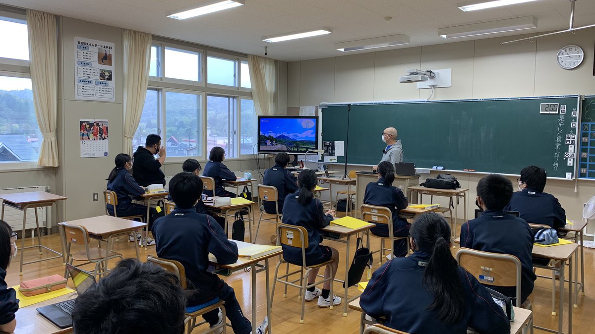 hico_in_tigris's tweet photo. 今日も中学生と経営体験。町内で映像制作会社を起業された @eigahitoshi さんが実際に制作された喜茂別町のPR動画を参考に、PR動画制作のポイントをレクチャーしてもらいました。
#喜茂別が��白くなってきた https://t.co/h7whw7u0gh