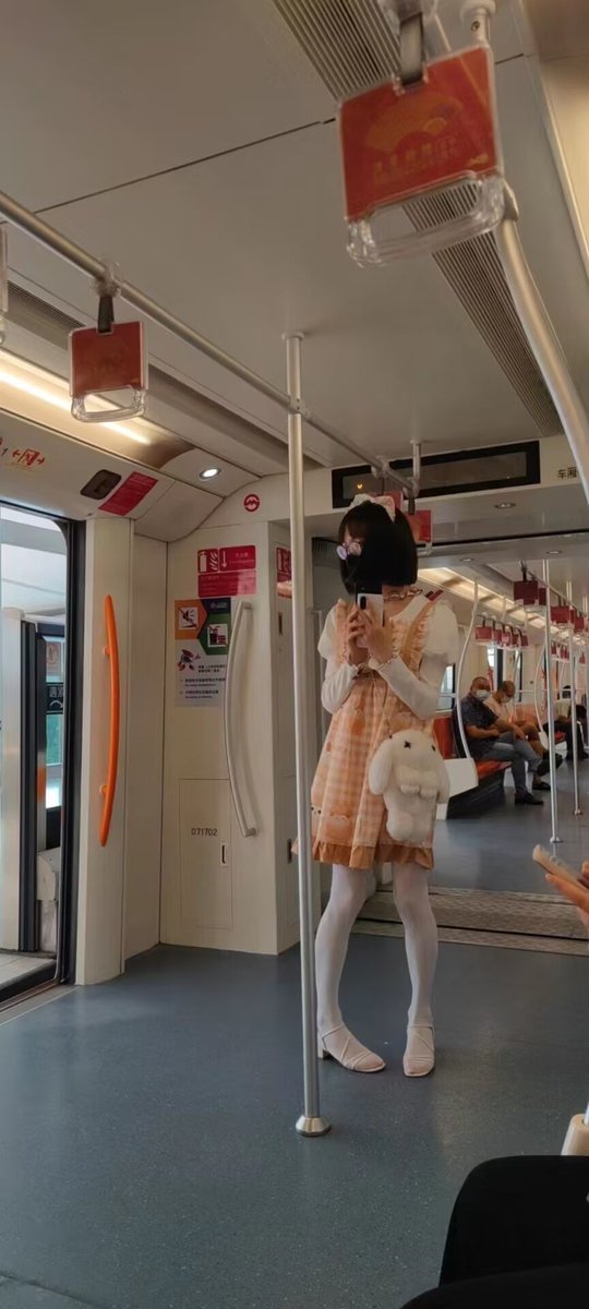 fn_sakura_neko's tweet photo. 继续更新国庆贴贴，和一个汉服娘（她穿汉服，我穿日常lo裙，白丝，猫耳）去美兰湖公园，一路上被围观，还被说是cosplay，不知道都是盯着她看还是盯着我，果然是汉服太显眼惹。路过一间没人的店在店门口站着突然老板娘出来开门，问我是希望店里有人呢还是没人呢，瞬间就羞的不行 #伪娘 #cd #伪街 #mtf https://t.co/Dbm4U81Qj0