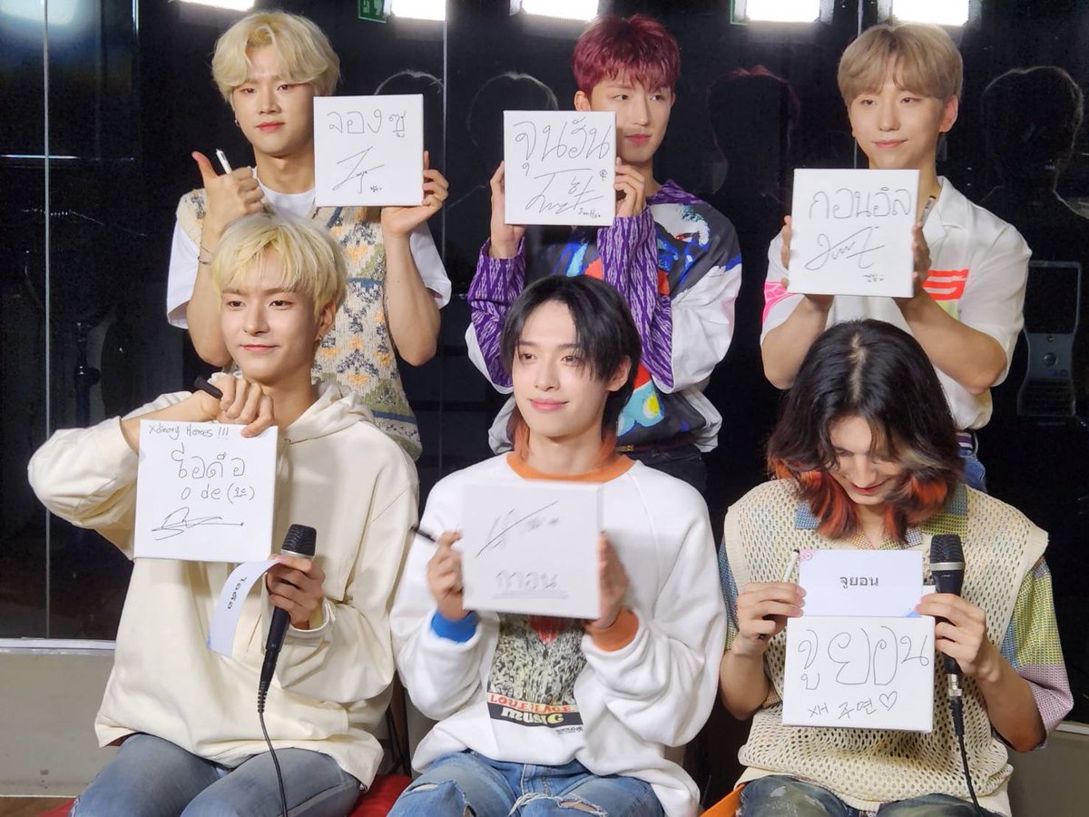 📸 20221004
Xdinary Heroes escribió su nombre en Thailandes en su participación en Tofu Pop Radio. La animadora dijo que la escritura de Jooyeon parecía hecha por una computadora haha.

XH x Tofu POP Radio
#XH_on_TofuPOPRadio
#XdinaryHeroes #엑스디너리히어로즈