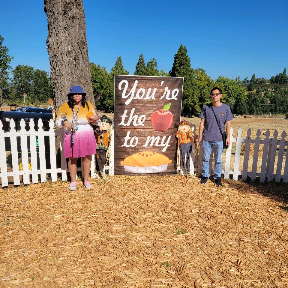 We took a trip to Apple Hill over the weekend and it was quite nice 😊😚