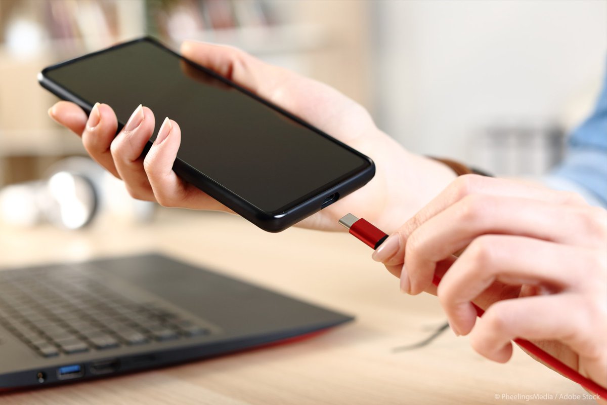 EuroParlPress's tweet photo. Long-awaited #CommonCharger for mobile devices will be a reality in 2024 

Following Parliament’s approval, EU consumers will soon be able to use a single charging solution for their electronic devices. 

Read More: https://t.co/JrCvCtOrp6 https://t.co/cMF2iRcKwM