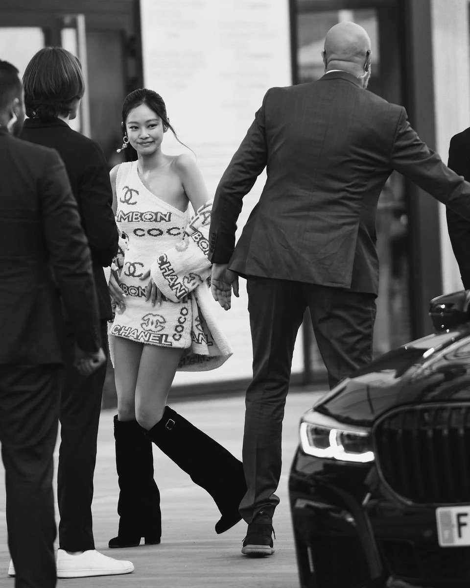 aestheticnini's tweet photo. HUMAN CHANEL JENNIE KIM

JENNIE CHANEL TAKEOVER
#JENNIExCHANELSS23 
#CHANELSpringSummer #jennie #CHANELShow @CHANEL https://t.co/TiyZai48dO