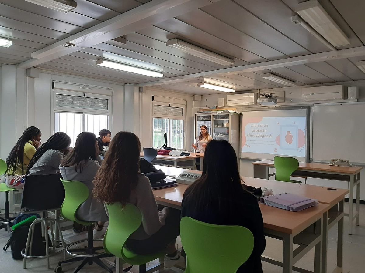 Xerrada per part de l’Anna Camps, investigadora del grup REGICOR de l’IMIM del Parc de Recerca Biomèdica de Barcelona i estudiant de doctorat de la UVic-UCC, als alumnes de 4t d'ESO per explicar-los l'actualitat en els estudis d'epidemiologia en malalties cardiovasculars.