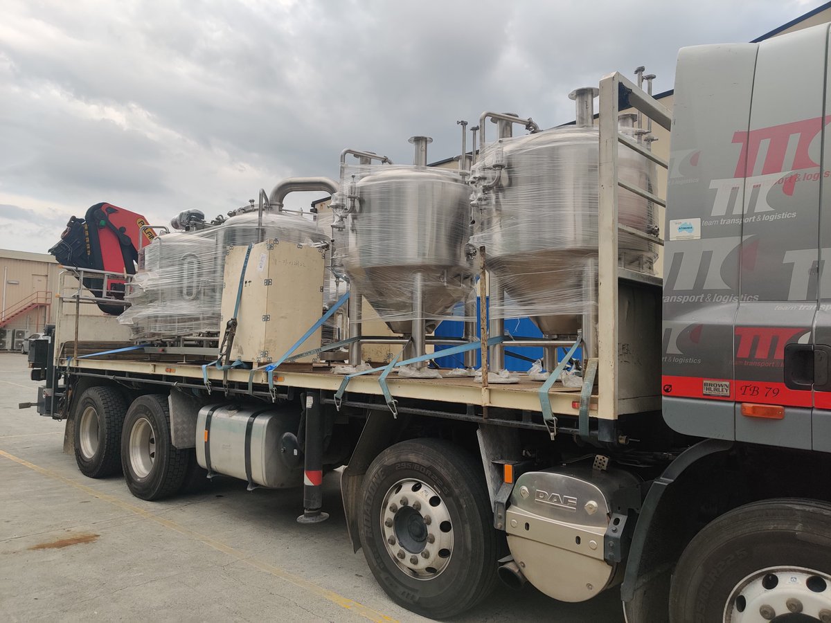 Yolong_Brewtech's tweet photo. YoLong 6HL customized brewery arrived Brisbane, Australia.
#6HLbrewery #Brewingequipment #Beer #YoLongbrewtech https://t.co/Qe4MGckmaQ
