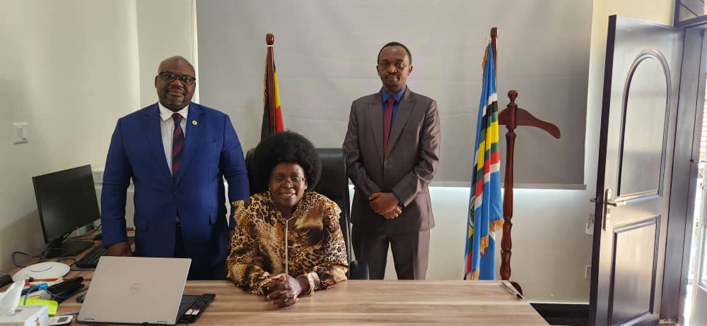 Met with Hon. Dr. M.Musenero Minister of STI Uganda, discussed convening of EAC Regional Youth Innovation from 8-10 Nov 22 Kampala, Uganda. Hon Minister has great ideas on advancing STI for regional development <a href="/jumuiya/">East African Community</a> <a href="/easteco1/">East African Science & Technology Commission</a> <a href="/DrMusenero/">Dr. Monica Musenero Masanza</a> <a href="/STIsecretariat/">Science, Technology and Innovation Secretariat🇺🇬</a> <a href="/boscoksb/">JB Byamugisha</a> <a href="/meaca_ug/">#Ministry of EAC Affairs</a>