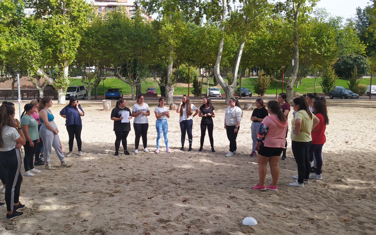 gregorioferva's tweet photo. ¿Qué actividades se pueden hacer para disfrutar de este buen tiempo en Valladolid? Las alumnas de #2ºEDIN han organizado una Gymkana en la Playa de las Moreras. Os dejamos algunas fotos de los juegos planteados. Os esperamos en la próxima ;) #SomosGregorio
#ConoceGF #FP #EDIN_GF https://t.co/8qCRh8KS2g