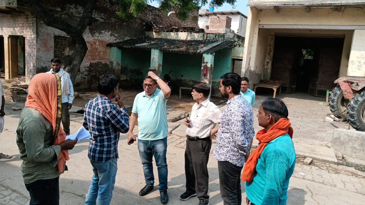 sdochhatikara's tweet photo. आज अधीक्षण अभियंता शहरी महोदय द्वारा अधिशाषी अभियंता वृन्दावन महोदय के साथ ग्राम गोण्डा आटस एवं मघेरा के कैंप का निरिक्षण किया एवं लक्ष्यों को शत प्रतिशत प्राप्त करने हेतु निर्देशित किया। @myogiadityanath @aksharmaBharat @MDDVVNL @se_eudcmathura https://t.co/gXe7JUNJUC