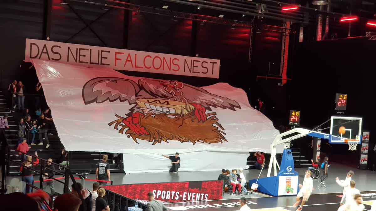HerrRoth80's tweet photo. Ziemlich coole Choreo der @NorisBlockErs vor dem @nue_falcons Spiel gegen Trier. Wollte ich mal ganz kurz öffentlich loswerden. Allgemein und sowieso. Weisse Bescheid. #meineliebemeinverein #proa #nuernberg #norisblockers https://t.co/RmE1fHTCYM