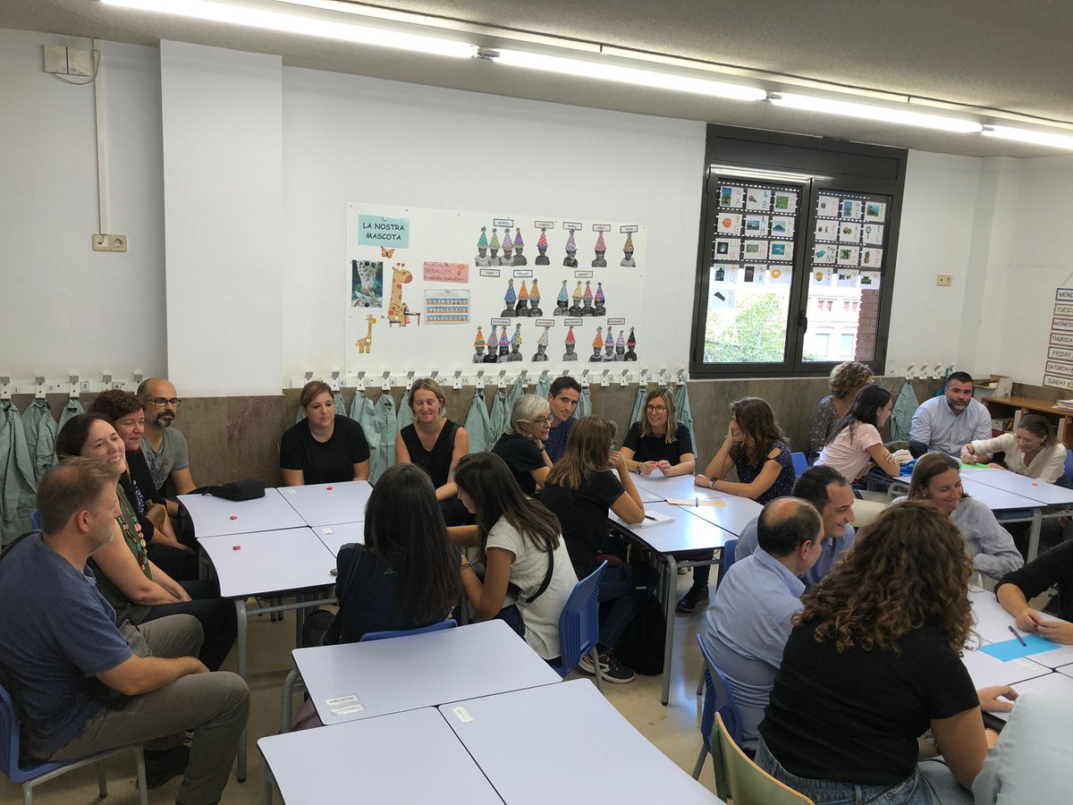 claretbarcelona's tweet photo. 🤜🤛 Som un equip! Parlem i ens escoltem! Els principals agents educatius dels nens/es són la família i l'escola. Crear un vincle positiu i una bona relació, és clau per al desenvolupament dels infants. Des de l'escola fomentem la participació de les famílies i l'escolta activa! https://t.co/DGEMx5K0Zb
