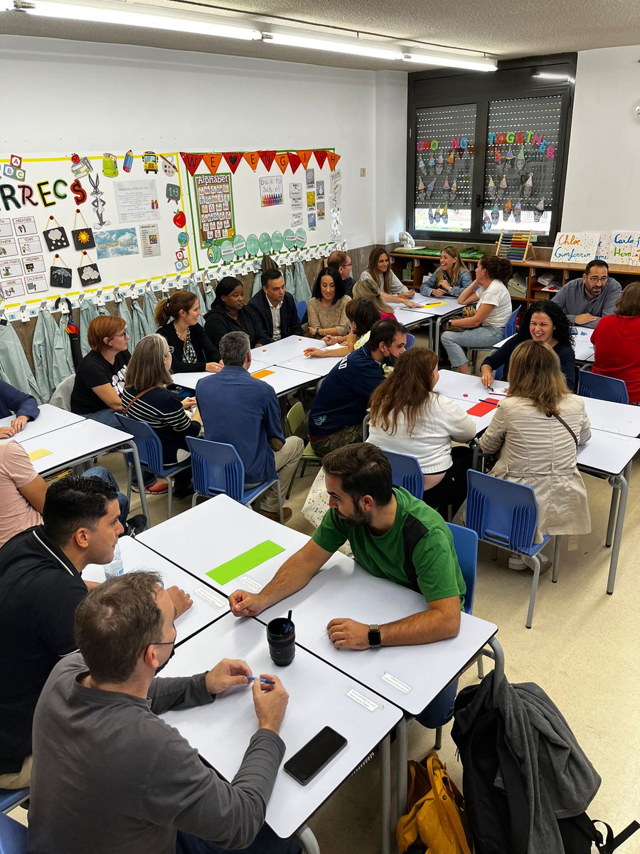 claretbarcelona's tweet photo. 🤜🤛 Som un equip! Parlem i ens escoltem! Els principals agents educatius dels nens/es són la família i l'escola. Crear un vincle positiu i una bona relació, és clau per al desenvolupament dels infants. Des de l'escola fomentem la participació de les famílies i l'escolta activa! https://t.co/DGEMx5K0Zb