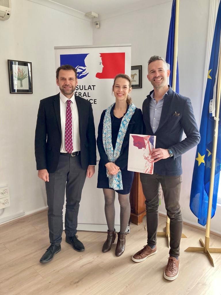FranceCapeTown's tweet photo. Le Consul Général de France au Cap @LaurentAlberti a remis la nationalité française au titre du mariage à Monsieur Theophilus VAN DEN BERG à l’occasion d’une cérémonie organisée au Consulat Général le vendredi 1er octobre 2022.

Bienvenue dans la communauté française ! 🇫🇷 https://t.co/HpFn3OA76v