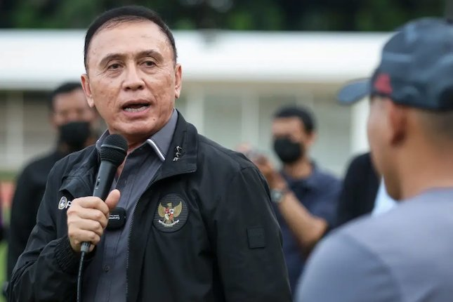 papantengah's tweet photo. KAPAN MUNDUR?!

Gesture positif sudah ditampilkan aparat keamanan (TNI/Polisi) untuk menindak anggotanya, namun kita semua tidak melihat itu dalam tubuh PSSI dan PT. LIB. 

Jangankan mundur, mengakui adanya kesalahan pun tidak keluar dari mulut PSSI dan PT. LIB. #MC https://t.co/mCkRY3U48O