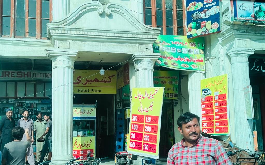 MaryamNSharif's tweet image. Having Kashmiri daal chawal on my way back from the court. Passport handed over, Alhamdolillah,