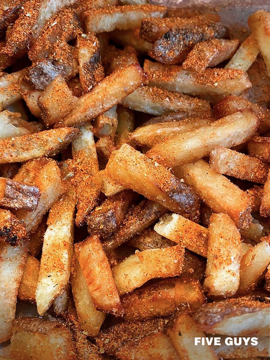 Patatas fritas Five Guys condimentadas con especia cajún...¿Sí o no? 🔥(📸 @chipadviser_)

#FiveGuys #5Guys #fanslovers #frieslovers
