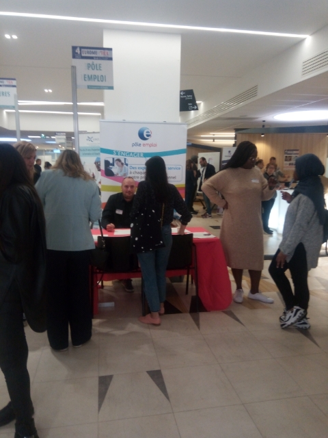 #AvecPôleEmploi en direct du <a href="/WTCMarseille/">WorldTradeCenter MRS</a> pour le salon <a href="/euromedtier/">Euromedtier</a> du territoire d’Euroméditerranée pour accompagner les demandeurs d'#emploi dans leur recherche et leur permettre de découvrir les métiers du #BTP et du #commerce grâce aux ateliers détection de potentiel