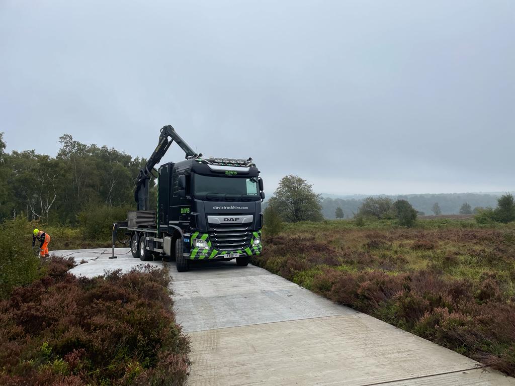 Davis_Trackhire's tweet photo. Another tricky #Trackway installation completed in the Derbyshire countryside
Our DTH Panels will provide vital access for excavation works as the weather gets wetter!
#TemporaryRoadway done #TheDavisWay 🟢⚫️
#EatSleepTrackRepeat #PortableRoadway #GroundProtection #Excavation https://t.co/W7thGDWp89